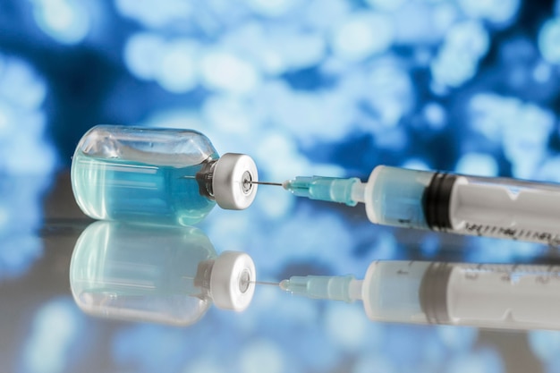 Seringue et bouteille de vaccin sur la table