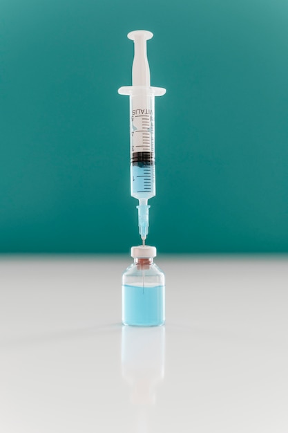 Seringue coincée dans le flacon de vaccin