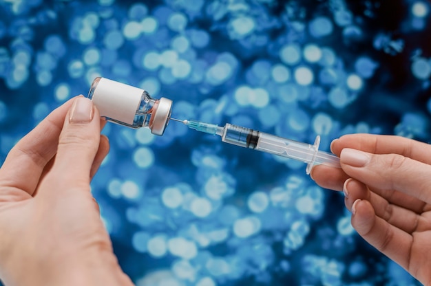 Seringue de remplissage à la main avec vaccin