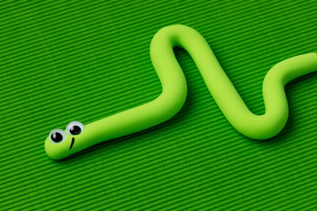 Serpent de pâte à modeler à angle élevé avec fond vert