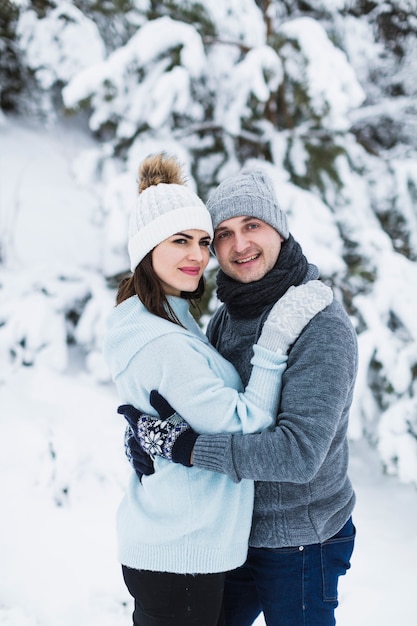 Serrant le couple dans la forêt d&#39;hiver