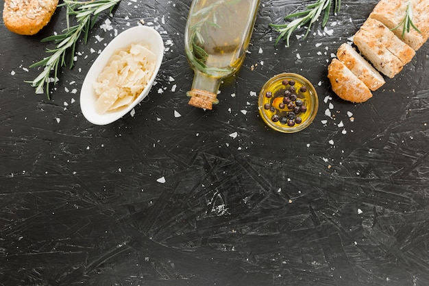 Sertie de pain à l'huile et de fromage sur le bureau