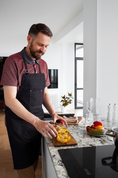 Servant d'homme faisant cuire dans la cuisine