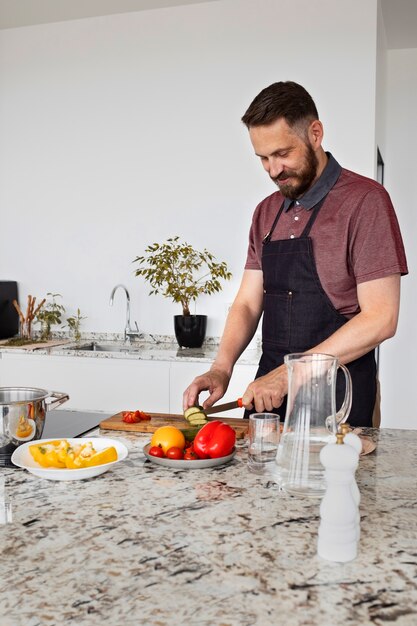 Servant d'homme faisant cuire dans la cuisine