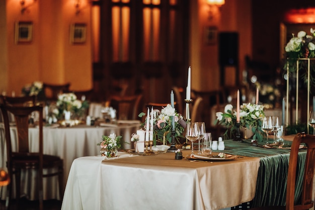 servant une table de mariage dans un style vintage