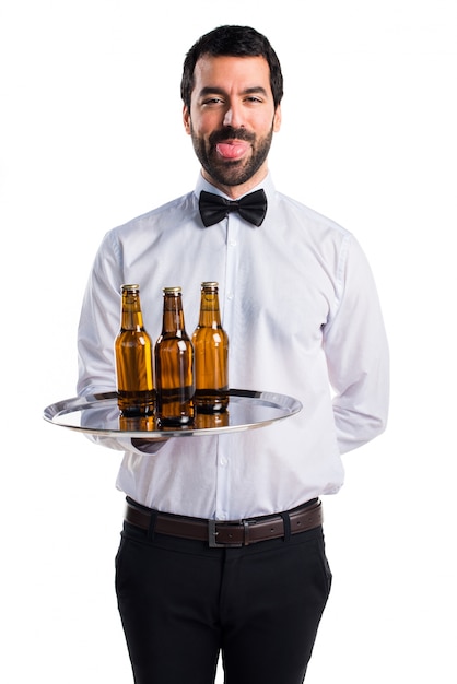 Photo gratuite serveur avec des bouteilles de bière sur le plateau en faisant une blague