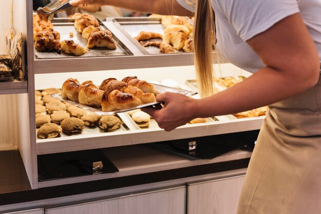 Serveuse en plaçant des pâtisseries