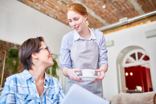 Serveuse respectueuse au travail