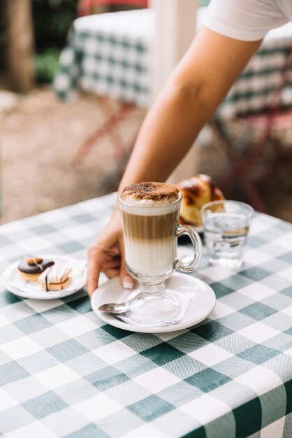 Serveuse servant du café