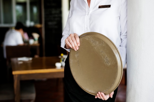 Photo gratuite serveuse travaillant dans un restaurant d'hôtel