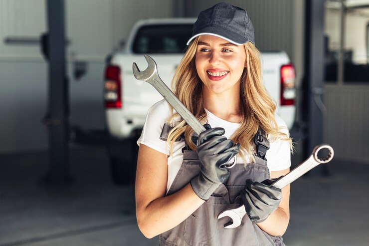 Photo gratuit service auto avec belle femme employé