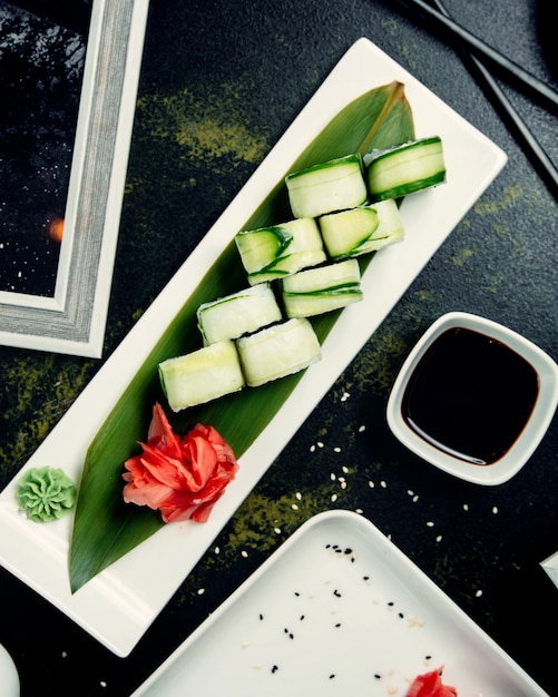 Service à sushi roulé au concombre