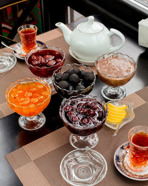 Service à thé azerbaïdjanais avec des bols de confiture en cristal servis avec du thé