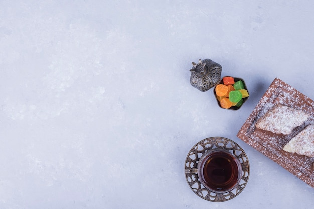 Photo gratuite service à thé du caucase avec verre à thé métallique et plateau de pâtisserie, vue du dessus