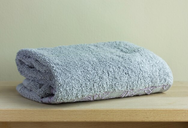 Serviette de bain sur table