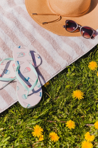 Photo gratuite serviette à bascule et chapeau avec lunettes de soleil