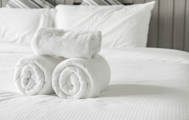 Serviette blanche sur la décoration du lit dans l&#39;intérieur de la chambre