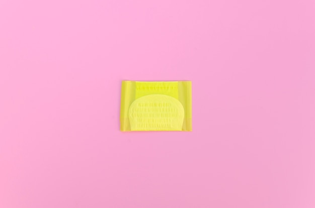 Serviette hygiénique vue de dessus dans un emballage jaune