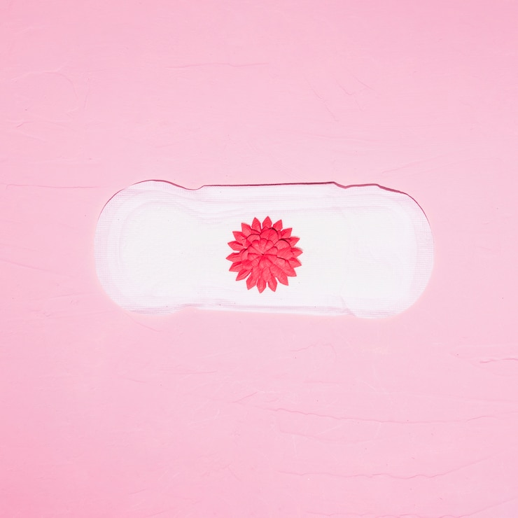 Photo gratuit serviette hygiénique vue de dessus avec fleur en papier