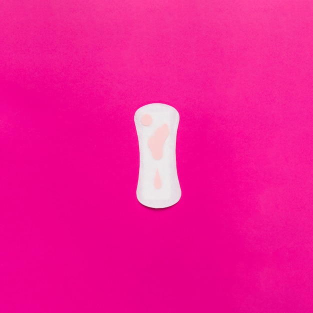 Serviette hygiénique vue de dessus avec papier rose