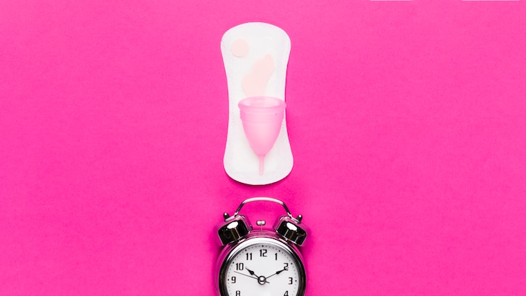Photo gratuit serviette hygiénique vue du dessus avec horloge