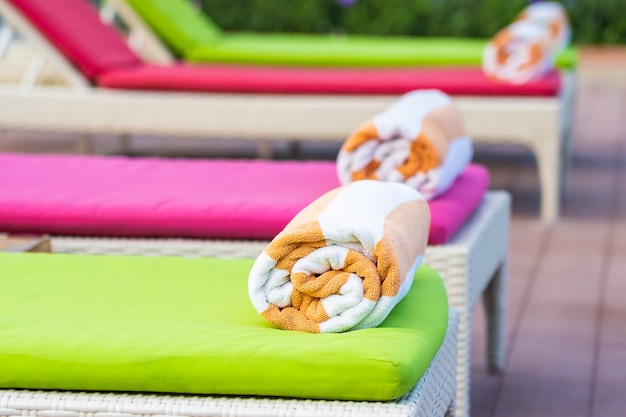 Serviette sur le lit autour de la piscine dans l'hôtel