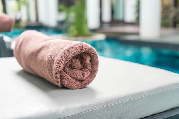 Photo gratuite serviette de piscine sur décoration de chaise autour de la piscine