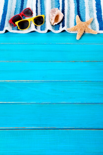 Serviette de plage sur un plancher en bois bleu