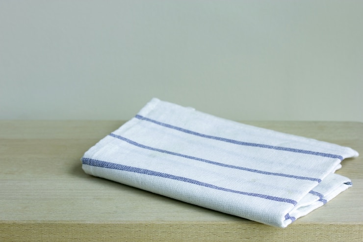 Photo gratuit serviette pliée sur table en bois