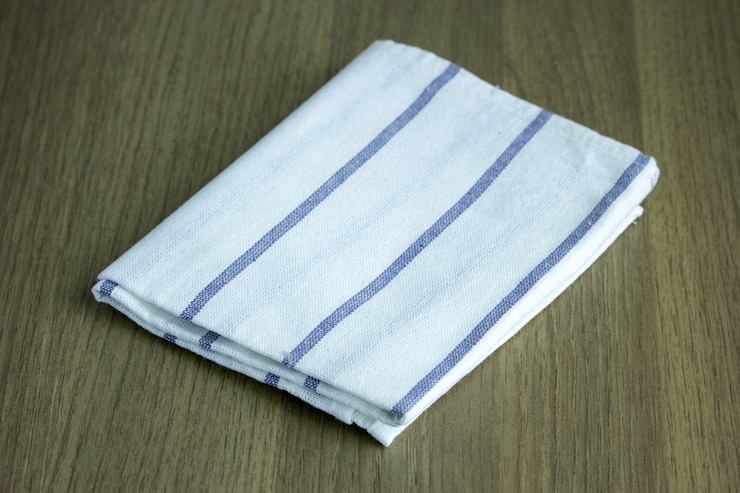 Photo gratuit serviette pliée sur table en bois