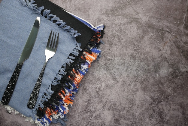 Serviette De Table Avec Couteau Et Fourchette Sur Table Photo Premium