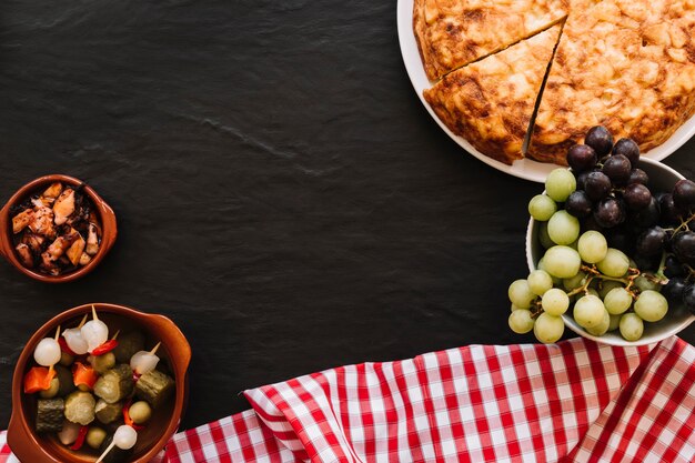 Serviette de table près des raisins et des aliments variés