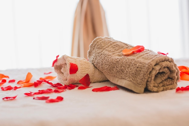 Serviettes enveloppées dans un salon de spa