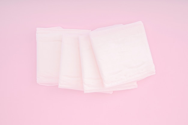 Serviettes hygiéniques sur une scène rose