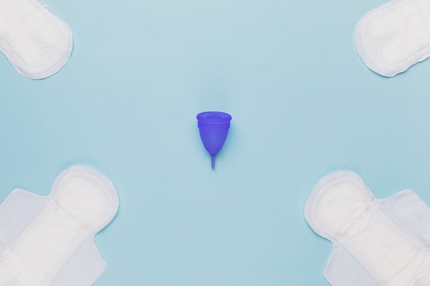 Serviettes hygiéniques vue de dessus avec la coupe menstruelle