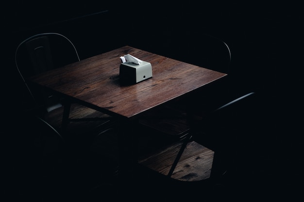 Serviettes sur une table dans une pièce sombre
