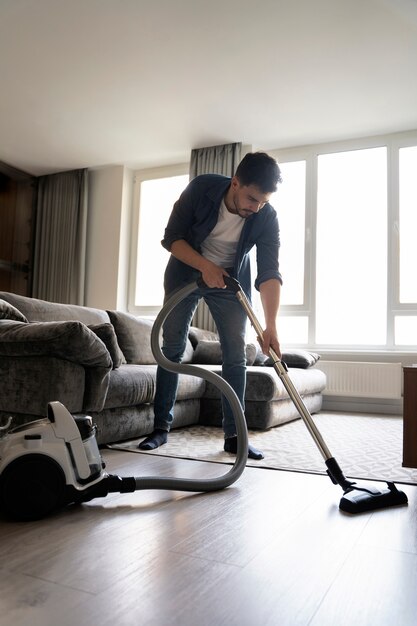 Serviteur de l'homme faisant des corvées autour de la maison