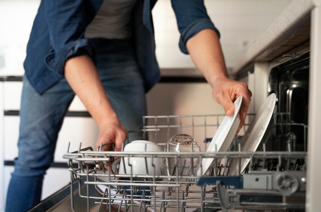 Photo gratuite serviteur de l'homme faisant des corvées autour de la maison