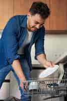 Photo gratuite serviteur de l'homme faisant des corvées autour de la maison