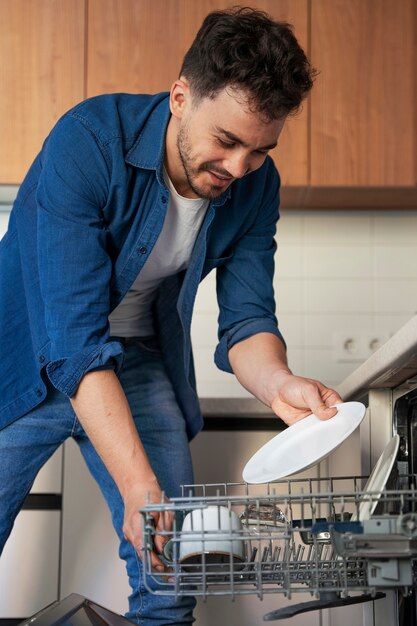 Serviteur de l'homme faisant des corvées autour de la maison