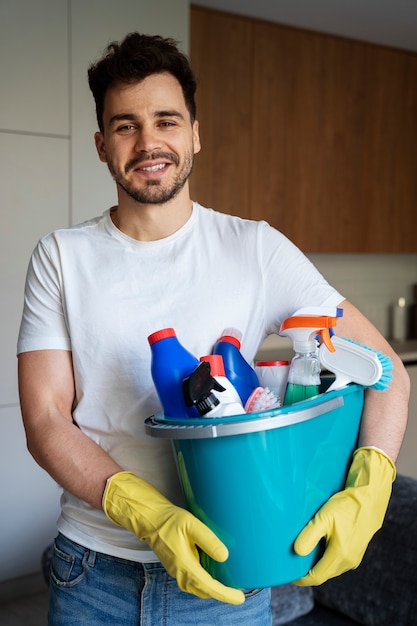 Serviteur de l'homme faisant des corvées autour de la maison