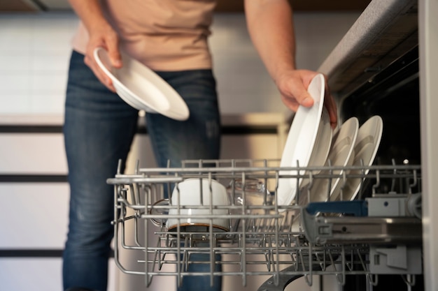 Serviteur de l'homme faisant des corvées autour de la maison