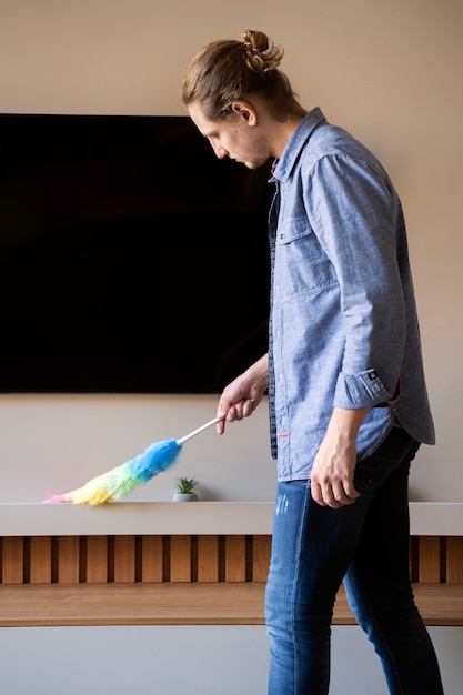 Serviteur de l'homme faisant des corvées autour de la maison