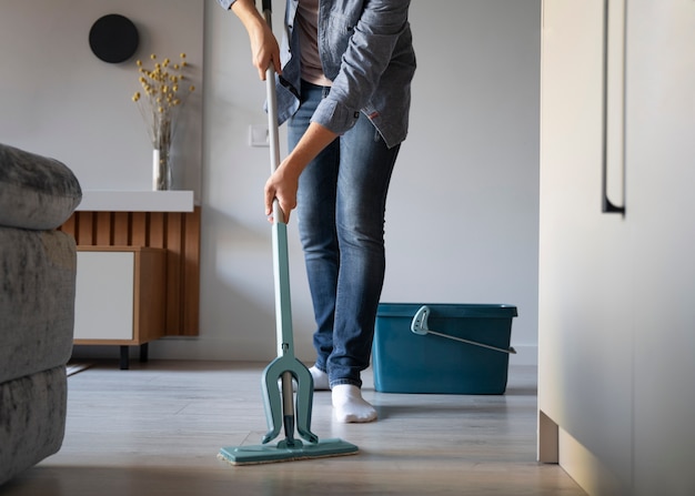 Serviteur de l'homme faisant des corvées autour de la maison