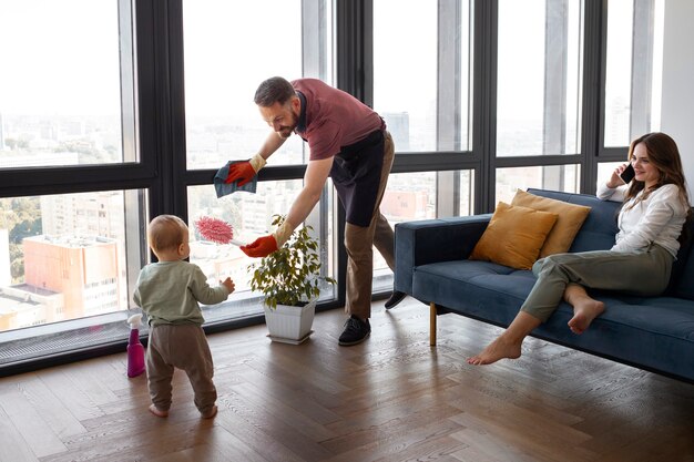 Serviteur homme laver les vitres