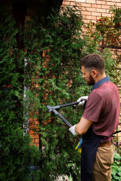 Serviteur s'occuper du jardin