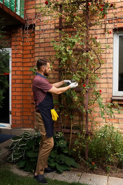 Photo gratuite serviteur s'occuper du jardin