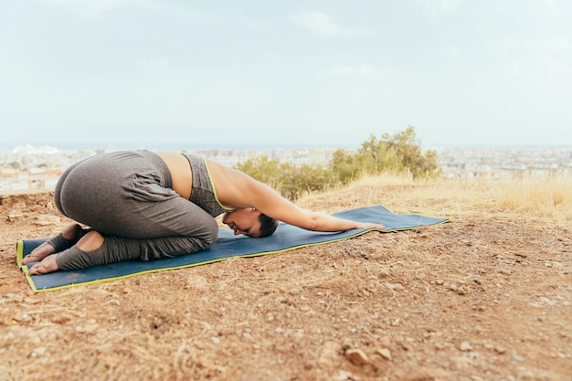 Session de yoga dans la nature