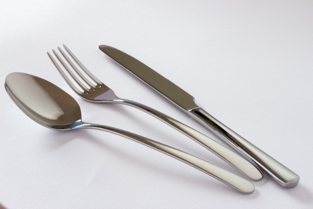 Set de couverts avec fourchette, couteau et cuillère isolés sur fond blanc.