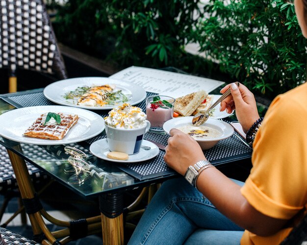 Set de petit déjeuner avec dessert varié